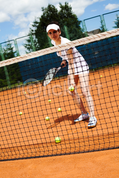 즐거움 서양인 성인 성인여자한명만 여자 한명 JPG 앞모습 포토 해외이미지 네트 들기 서브 야외 여름(계절) 우먼라이프 전신 주간 테니스 테니스공 테니스라켓 테니스복 테니스장 해외202004