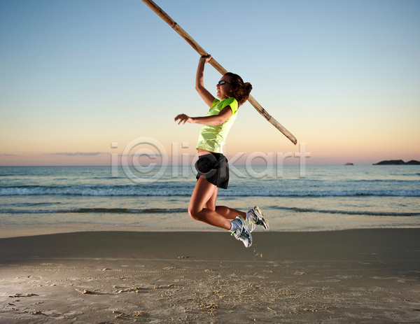 행복 성인 여자 한명 JPG 포토 해외이미지 건강 달리기 라이프스타일 모래 바다 밭 브라질 스포츠 야외 여름(계절) 운동 일몰 조깅 체육관 포즈 풍경(경치) 해외202004 휴가