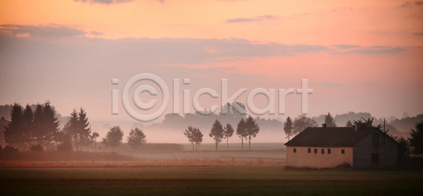 사람없음 JPG 포토 해외이미지 9월 가을 건물 나무 노란색 마을 목재 밭 빨간색 새벽 숲 아침 안개 여행 주택 초록색 타운 파노라마 폴란드 풍경 해외202004 해외포토