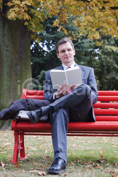 여유 중년 한명 JPG 포토 해외이미지 가을(계절) 경영자 공원 나무 독서 벤치 비즈니스맨 빨간색 야외 읽기 책 해외202004
