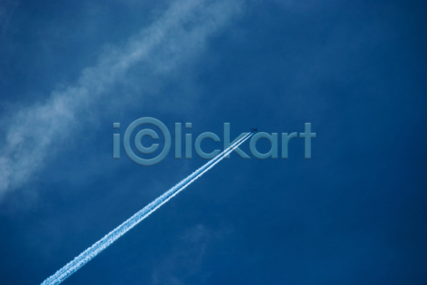 사람없음 JPG 포토 해외이미지 구름(자연) 맑음 백그라운드 비행기 비행운 야외 제트기 주간 파란색 하늘 해외202004