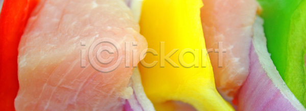 뜨거움 신선 준비 사람없음 JPG 포토 해외이미지 건강 고립 그릴 날것 노란색 맛 먹기 바비큐 백그라운드 빨간색 소고기 식당 식사 양파 요리 육류 음식 자르기 저녁식사 절임 점심식사 접시 채소 초록색 치킨 컬러풀 피어싱 해로움 해외202004 해외포토 후추 흰색