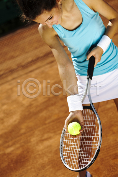 즐거움 서양인 성인 성인여자한명만 여자 한명 JPG 앞모습 포토 해외이미지 들기 상반신 서브 야외 여름(계절) 우먼라이프 주간 테니스 테니스공 테니스라켓 테니스복 테니스장 해외202004