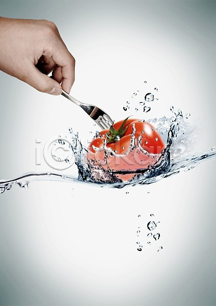 신선 신체부위 한명 PSD 순간포착 편집이미지 과일 들기 물 물방울 백그라운드 손 웰빙 유기농 토마토 편집 포크 한손