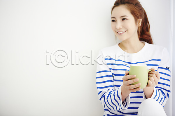 여유 휴식 20대 사람 성인 성인여자한명만 여자 여자한명만 한국인 한명 JPG 앞모습 포토 들기 라이프스타일 모션 미소(표정) 상반신 실내 앉기 우먼라이프 커피 커피잔