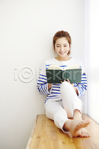 여유 휴식 20대 사람 성인 성인여자한명만 여자 여자한명만 한국인 한명 JPG 앞모습 포토 독서 들기 라이프스타일 모션 미소(표정) 실내 앉기 우먼라이프 읽기 전신 창틀 책
