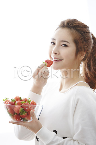 여유 휴식 20대 사람 성인 성인여자한명만 여자 여자한명만 한국인 한명 JPG 옆모습 포토 과일 그릇 들기 딸기 라이프스타일 먹기 모션 미소(표정) 상반신 서기 실내 우먼라이프