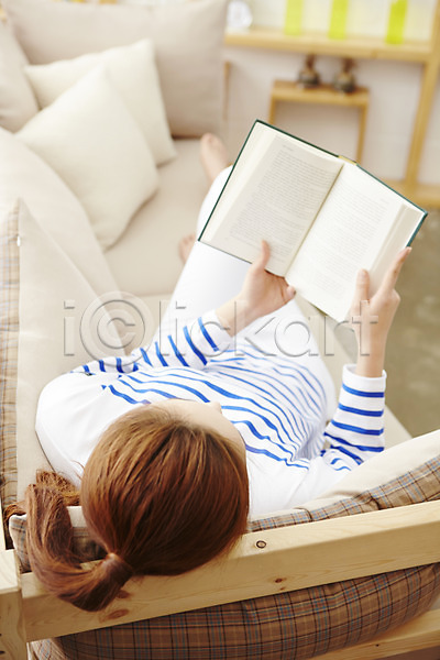 여유 휴식 20대 사람 성인 성인여자한명만 여자 여자한명만 한국인 한명 JPG 포토 눕기 독서 들기 라이프스타일 모션 소파 실내 우먼라이프 읽기 전신 책