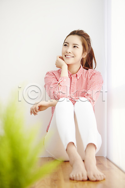 여유 휴식 20대 사람 성인 성인여자한명만 여자 여자한명만 한국인 한명 JPG 앞모습 포토 라이프스타일 모션 미소(표정) 실내 앉기 우먼라이프 전신 창틀 턱괴기