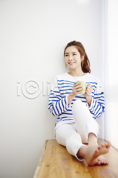 여유 휴식 20대 사람 성인 성인여자한명만 여자 여자한명만 한국인 한명 JPG 앞모습 포토 들기 라이프스타일 모션 미소(표정) 실내 앉기 우먼라이프 전신 창틀 커피 커피잔