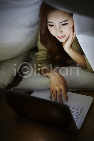 휴식 20대 사람 성인 성인여자한명만 여자 여자한명만 한국인 한명 JPG 앞모습 포토 노트북 덮기 라이프스타일 모션 상반신 손짓 실내 엎드리기 우먼라이프 웹서핑 이불 침대 침실 턱괴기
