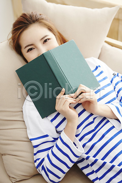 여유 휴식 20대 사람 성인 성인여자한명만 여자 여자한명만 한국인 한명 JPG 앞모습 포토 가림 눕기 독서 들기 라이프스타일 모션 상반신 소파 실내 우먼라이프 읽기 책