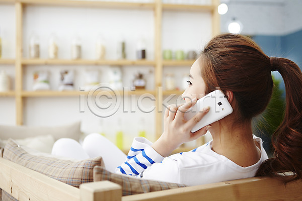 여유 휴식 20대 사람 성인 성인여자한명만 여자 여자한명만 한국인 한명 JPG 뒷모습 포토 들기 라이프스타일 모션 상반신 소파 실내 앉기 우먼라이프 전화기 통화