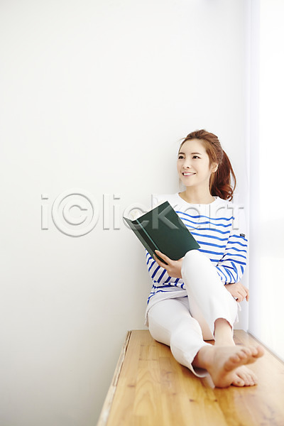 여유 휴식 20대 사람 성인 성인여자한명만 여자 여자한명만 한국인 한명 JPG 앞모습 포토 독서 들기 라이프스타일 모션 미소(표정) 실내 앉기 우먼라이프 전신 창틀 책