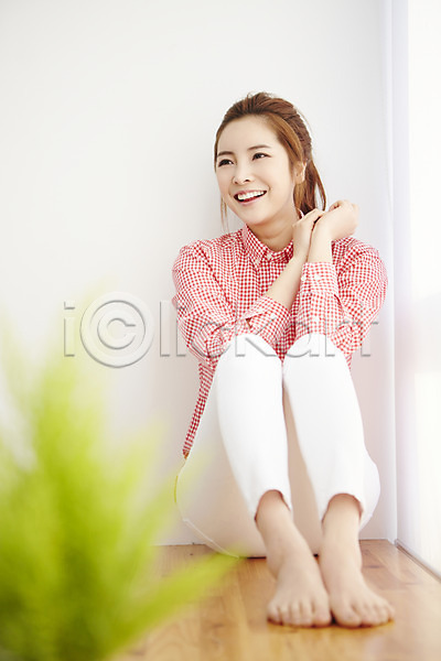 여유 휴식 20대 사람 성인 성인여자한명만 여자 여자한명만 한국인 한명 JPG 앞모습 포토 라이프스타일 모션 미소(표정) 실내 앉기 우먼라이프 전신 창가 창틀