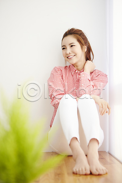 여유 휴식 20대 사람 성인 성인여자한명만 여자 여자한명만 한국인 한명 JPG 앞모습 포토 라이프스타일 모션 미소(표정) 손짓 실내 앉기 우먼라이프 전신 창틀