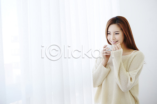 여유 휴식 20대 사람 성인 성인여자한명만 여자 여자한명만 한국인 한명 JPG 앞모습 포토 들기 라이프스타일 모션 미소(표정) 상반신 서기 실내 안식처 우먼라이프 창가 침실 커튼 커피 커피잔