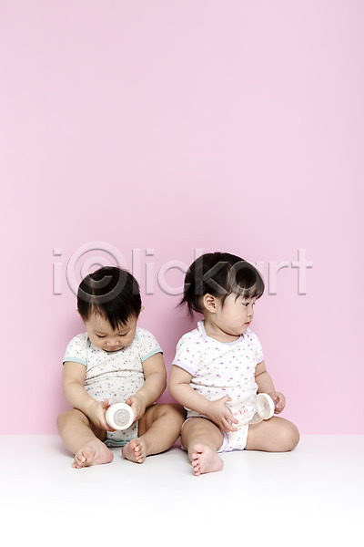 남자 동양인 두명 사람 아기 아기만 여자 한국인 JPG 앞모습 포토 들기 분홍색배경 스튜디오촬영 식사 실내 앉기 어린이라이프 우유병 응시 전신 젖병