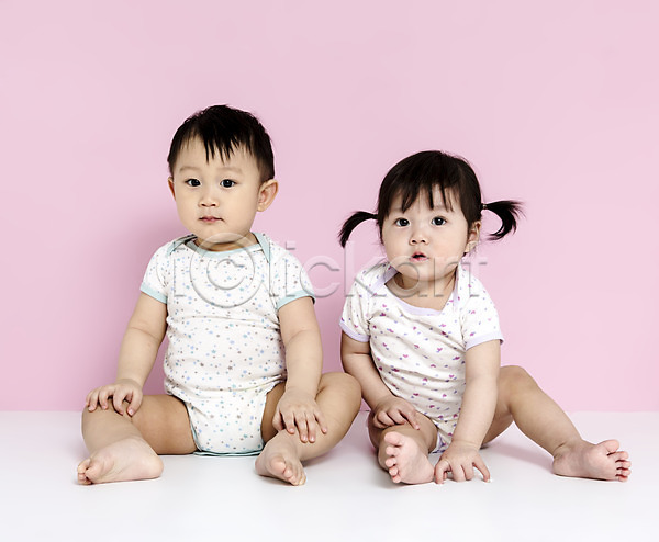 남자 동양인 두명 사람 아기 아기만 여자 한국인 JPG 앞모습 포토 분홍색배경 스튜디오촬영 실내 앉기 어린이라이프 전신