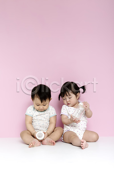 남자 동양인 두명 사람 아기 아기만 여자 한국인 JPG 앞모습 포토 들기 분홍색배경 스튜디오촬영 식사 실내 앉기 어린이라이프 우유병 전신 젖병