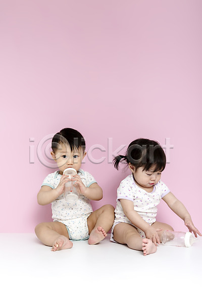 남자 동양인 두명 사람 아기 아기만 여자 한국인 JPG 앞모습 포토 들기 먹기 물기(모션) 분홍색배경 스튜디오촬영 식사 실내 앉기 어린이라이프 우유병 전신 젖병