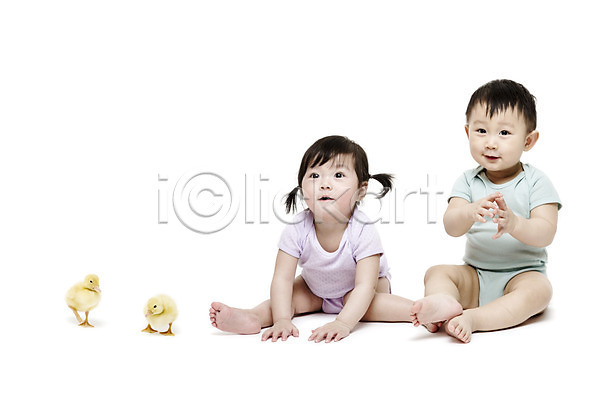 소통 남자 동양인 두명 사람 아기 아기만 여자 한국인 JPG 앞모습 포토 누끼 동물 두마리 미소(표정) 반려 스튜디오촬영 실내 앉기 어린이라이프 오리 웃음 응시 전신