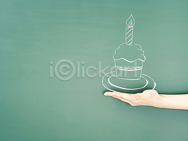 신체부위 한명 JPG 포토 그릇 그림 들기 배경화면 백그라운드 손 스튜디오촬영 실내 알림 알림판 오브젝트 접시 초 촛불 칠판 컵케이크 케이크 틀 프레임 한손