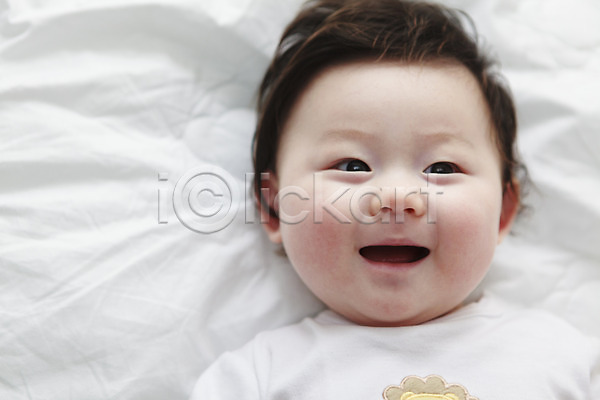 귀여움 남자 남자만 남자아기만 남자아기한명만 남자한명만 동양인 사람 아기 아기만 한국인 한명 JPG 앞모습 포토 하이앵글 눕기 라이프스타일 미소(표정) 상반신 실내 아들 어린이라이프 웃음 침대