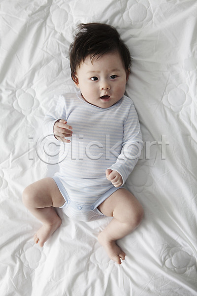 귀여움 남자 남자만 남자아기만 남자아기한명만 남자한명만 동양인 사람 아기 아기만 한국인 한명 JPG 앞모습 포토 하이앵글 눕기 라이프스타일 실내 아들 어린이라이프 전신 침대