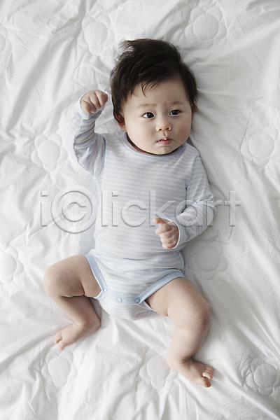 귀여움 남자 남자만 남자아기만 남자아기한명만 남자한명만 동양인 사람 아기 아기만 한국인 한명 JPG 앞모습 포토 하이앵글 눕기 라이프스타일 실내 아들 어린이라이프 전신 침대
