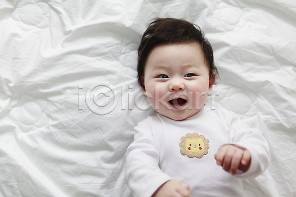 귀여움 남자 남자만 남자아기만 남자아기한명만 남자한명만 동양인 사람 아기 아기만 한국인 한명 JPG 앞모습 포토 하이앵글 눕기 라이프스타일 미소(표정) 상반신 실내 아들 어린이라이프 웃음 침대