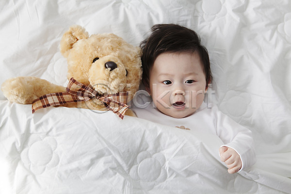 귀여움 남자 남자아기한명만 사람 아기 한국인 한명 JPG 앞모습 포토 하이앵글 곰인형 눕기 라이프스타일 상반신 실내 아들 어린이라이프 이불 인형 장난감 침대