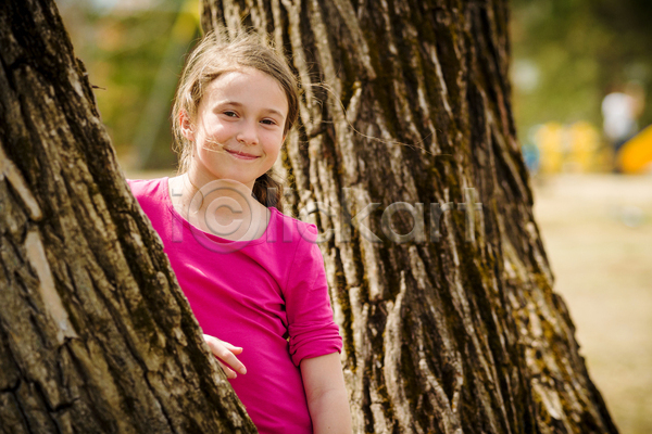 청춘(젊음) 행복 백인 어린이 여자 한명 JPG 포토 해외이미지 나무 미소(표정) 서기 야외 옛날 포즈 해외202004