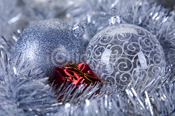 축하 사람없음 JPG 포토 해외이미지 12월 가문비나무 가족 겨울 계절 공 기념 나무 나뭇가지 매달리기 빛 산타클로스 선물 심볼 원형 의식 자르기 자연 장식 장식볼 전통 크리스마스 크리스마스장식 크리스마스카드 크리스마스트리 해외202004 휴가