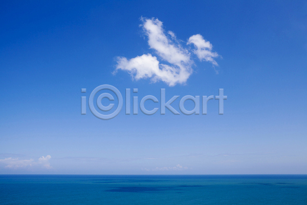 고요 침묵 평화 사람없음 JPG 포토 해외이미지 가득함 고립 구름(자연) 날씨 맑음 묘사 바다 선 야간 자연 작음 천국 파란색 하늘 해외202004 햇빛 흰색