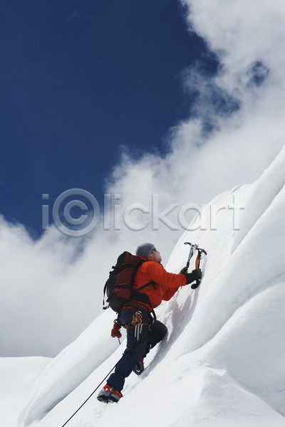 남자 사람 성인 성인남자한명만 한명 JPG 로우앵글 옆모습 포토 해외이미지 겨울 경사 구름(자연) 뉴질랜드 등반객 등반장비 등산 빙벽등반 산 설산 야외 오르기 전신 주간 트래킹 하이커 하이킹 해외202004