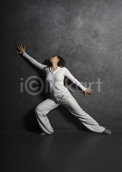 우아함 백인 사람 성인 여자 한명 JPG 포토 해외이미지 공연 그런지 단아함 댄서 모션 뮤지컬 미술 벽 서기 세로 슛 스트레칭 시멘트 연주자 운동 유연 재즈 콘크리트 포즈 해외202004