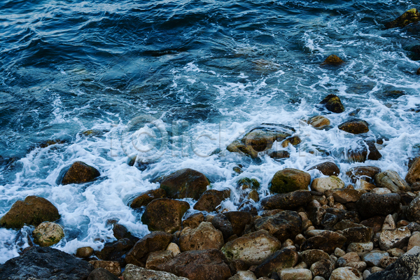 평화 사람없음 JPG 포토 해외이미지 만 물 바다 바위 백그라운드 수평선 암초 야외 여름(계절) 여행 자연 장면 파도 파란색 풍경(경치) 해외202004 흰색