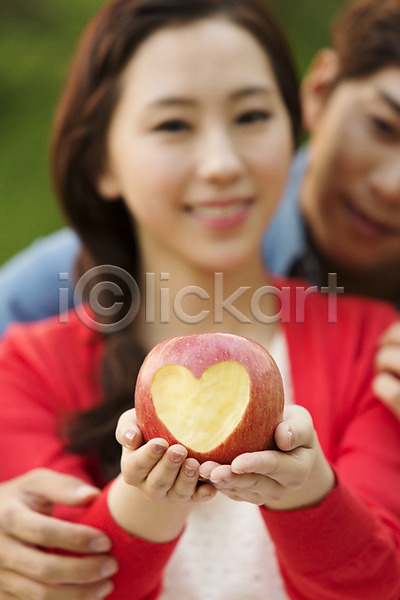 상쾌 여유 휴식 20대 남자 동양인 두명 사람 성인 성인만 여자 청년만 한국인 JPG 아웃포커스 앞모습 포토 공원 과일 들기 라이프스타일 미소(표정) 사과(과일) 상반신 소풍 야외 웃음 주간 커플 커플라이프 하트