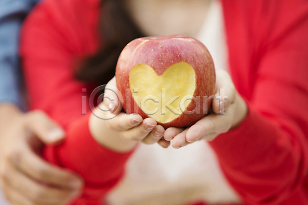 상쾌 여유 휴식 남자 두명 사람 신체부위 여자 JPG 아웃포커스 포토 공원 과일 들기 라이프스타일 사과(과일) 소풍 손 야외 음식 주간 커플 커플라이프 하트
