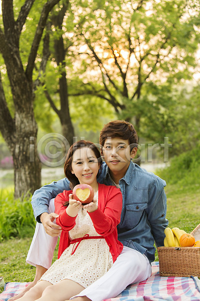 상쾌 여유 휴식 20대 남자 동양인 두명 사람 성인 성인만 여자 청년만 한국인 JPG 아웃포커스 앞모습 포토 공원 과일 나무 들기 라이프스타일 미소(표정) 바구니 바나나 사과(과일) 소풍 식물 앉기 야외 오렌지 웃음 주간 커플 커플라이프 하트