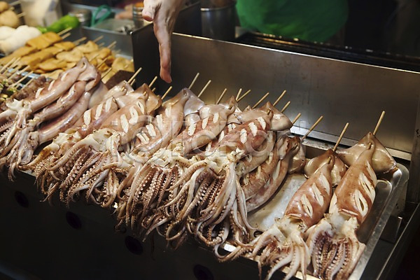 신체부위 한명 JPG 포토 꼬치 대만 상점 손 아시아 오징어 음식 판매 해산물 해외 해외풍경
