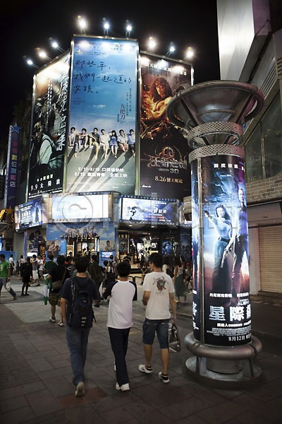 사람 여러명 JPG 포토 간판 거리 극장 대만 도시 도시풍경 보행자 아시아 알림 야간 야경 야외 영화관 저녁 풍경(경치) 해외 해외풍경
