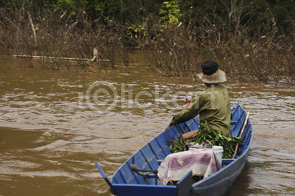 남자 남자만 남자한명만 사람 한명 JPG 뒷모습 포토 강 라오스 배(교통) 아시아 앉기 야외 어부 주간 해외 해외풍경