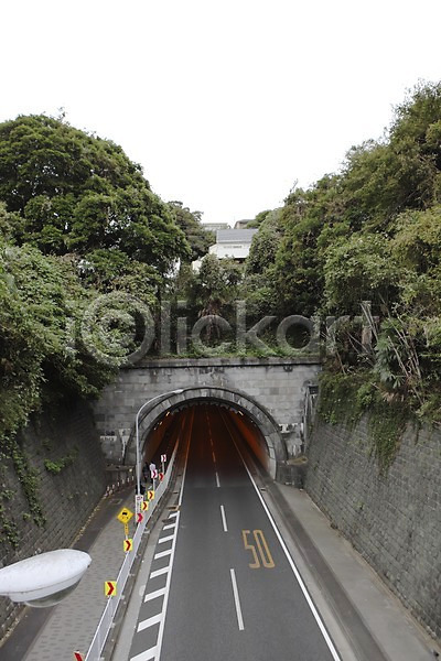 사람없음 JPG 포토 하이앵글 가로등 교통시설 길 나무 도로 도로표지판 돌담 숫자 아시아 야외 요코하마 일본 주간 터널 표지판 풍경(경치) 해외 해외풍경
