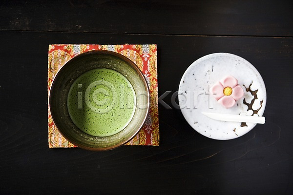 사람없음 JPG 포토 하이앵글 그릇 꽃무늬 다과 도자기 도카이 떡 실내 아시아 오브젝트 음료 음식 일본문화 일본음식 접시 차(음료) 찻잔 탁자 포크 해외