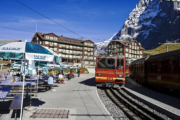 사람없음 JPG 포토 건물 교통수단 기차 기차역 기찻길 산 스위스 야외 유럽 주간 철도의날 파라솔 풍경(경치) 해외 해외풍경