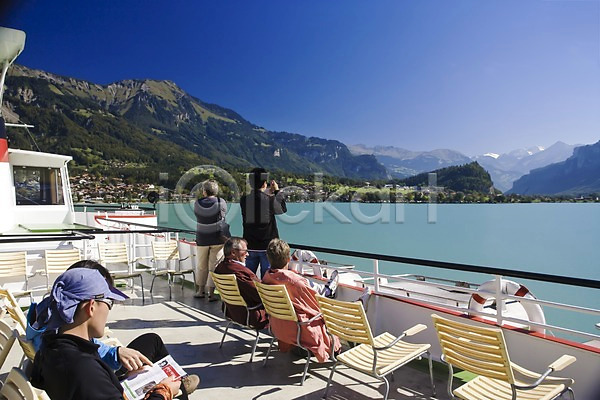 휴식 사람 서양인 여러명 외국인 JPG 포토 강 배(교통) 산 스위스 야외 유람선 유럽 의자 주간 풍경(경치) 해외 해외풍경 호수
