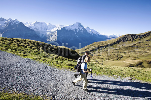 남자 남자만 두명 사람 서양인 성인 성인남자만 성인만 외국인 JPG 포토 가방 그림자 등산 산 스위스 야외 유럽 자연 주간 지팡이 풍경(경치) 해외 해외풍경