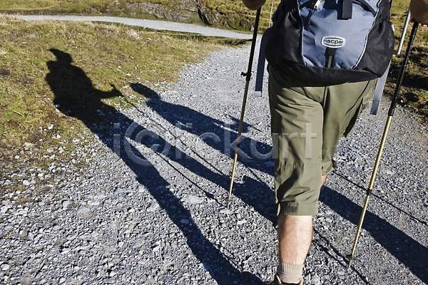 사람 한명 JPG 뒷모습 포토 가방 그림자 길 다리(신체부위) 등산 스위스 야외 유럽 주간 지팡이 풍경(경치) 하반신 해외 해외풍경